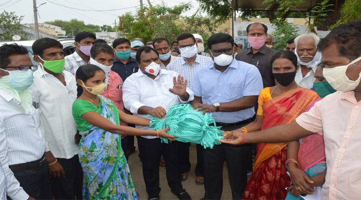 వృద్ధులకు మాస్కులు పంపిణీ చేసిన కలెక్టర్
