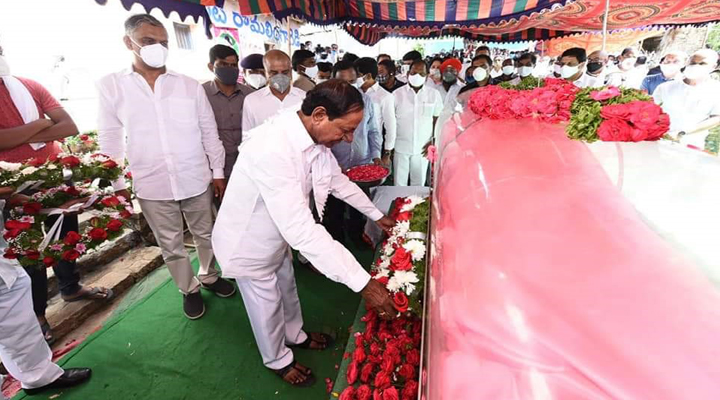 రామలింగారెడ్డి భౌతికకాయానికి కేసీఆర్ నివాళులు