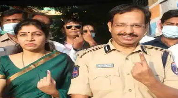 ఓటుహక్కును వినియోగించుకున్న సజ్జనార్ దంపతులు