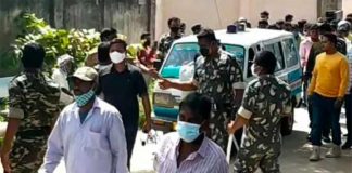 మృతదేహంపై…చెప్పులు విసిరిన స్థానికులు