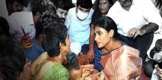 చిన్నారి కుటుంబాన్ని పరామర్శించిన షర్మిల