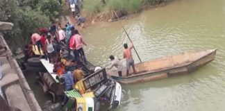 వాగులో పడిన బస్సు.. 8 మంది మృతి