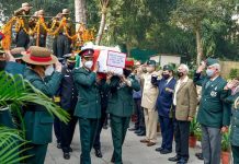 రావత్ దంపతులకు ప్రముఖుల నివాళులు