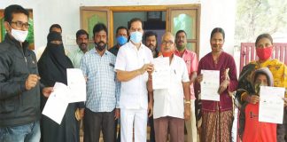 సీఎంఆర్ఎఫ్ చెక్కులు పంపిణీ చేసిన చీఫ్ విప్ దాస్యం