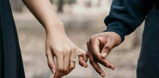 రైల్లోంచి దూకిన ప్రేమజంట..ప్రియురాలు మృతి