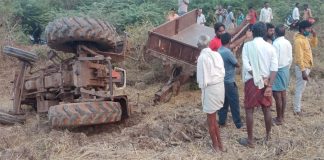 ట్రాక్టర్ బోల్తా..ఇద్దరు యువకులు మృతి