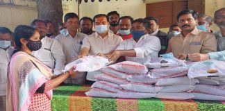 క్రిస్టియన్స్ కి గిఫ్ట్ ప్యాక్ లు అందించిన చీఫ్ విప్