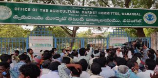 వరంగల్ లో కన్నెర్ర చేసిన రైతులు