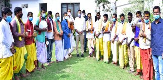 మంత్రి ఎర్రబెల్లిని ఆశీర్వదించిన ఒగ్గు కళాకారులు