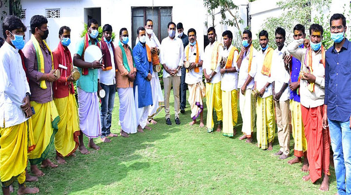 మంత్రి ఎర్రబెల్లిని ఆశీర్వదించిన ఒగ్గు కళాకారులు