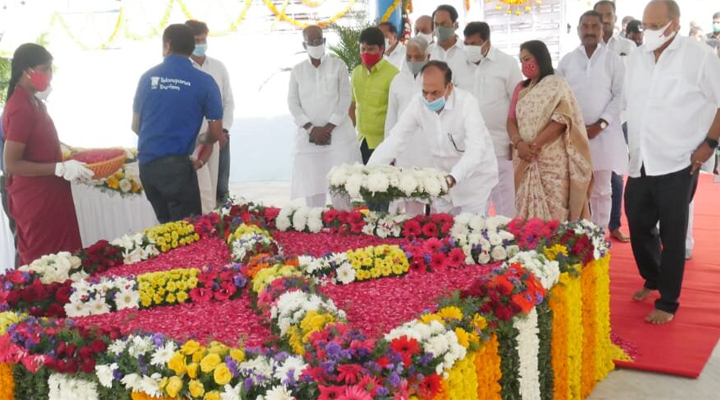 బాపూ ఘాట్ లో మహాత్మునికి ఘన నివాళులు