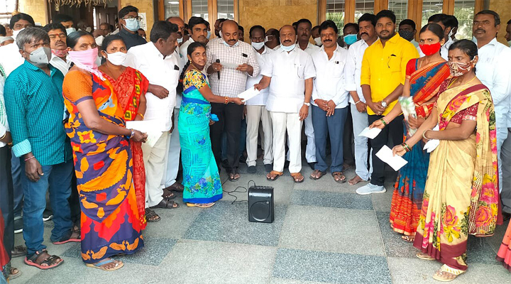 కళ్యాణలక్ష్మి చెక్కులు పంపిణీ చేసిన ఎమ్మెల్యే చల్లా 2 కళ్యాణలక్ష్మి చెక్కులు పంపిణీ చేసిన ఎమ్మెల్యే చల్లా