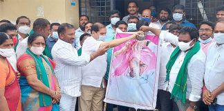 రైతు బంధు వేడుకల్లో కేసీఆర్ చిత్రపటానికి పాలాభిషేకం