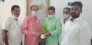 చీఫ్ విప్ కు కార్పొరేటర్ రాజు న్యూ ఇయర్ విషెష్