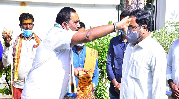 మంత్రి ఎర్రబెల్లిని ఆశీర్వదించిన ఒగ్గు కళాకారులు