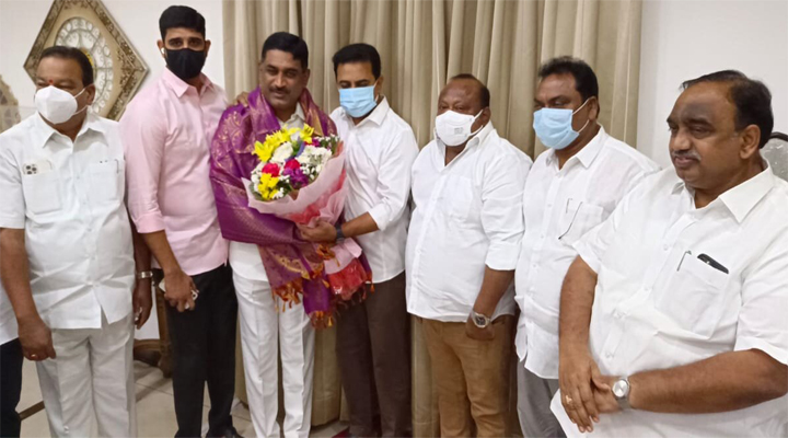 కేటీఆర్ ను కలిసిన జివి రామకృష్ణరావు 1 కేటీఆర్ ను కలిసిన జివి రామకృష్ణరావు