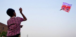 పతంగి కోసం పోల్ ఎక్కిన బాలుడు..ఆపై ఏంజరిగింది.. !