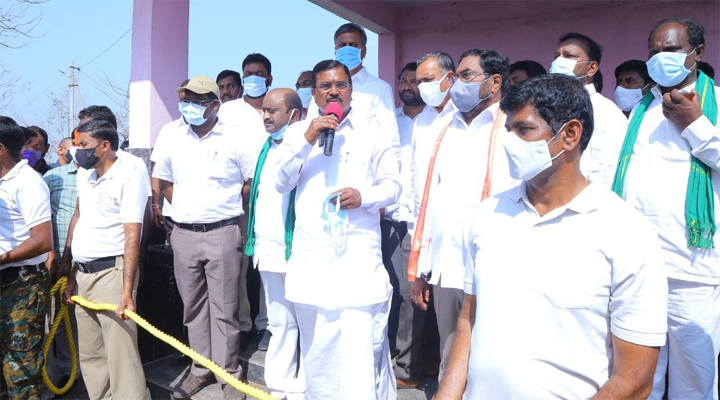 అధైర్యపడొద్దు ..రైతులకు అండగా ఉంటాం: టీ మంత్రులు