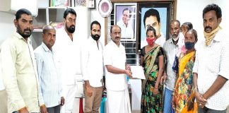 మృతుల కుటుంబాలకు చెక్కులు అందించిన చల్లా