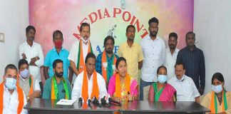 స్థలం ఇచ్చి కేంద్రాన్ని నిలదీయండి: రావు పద్మ