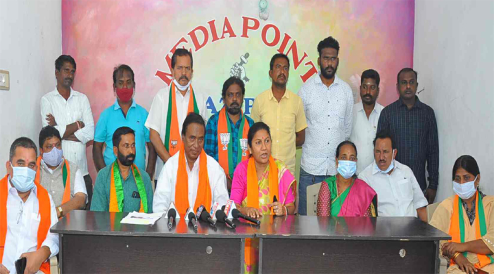 స్థలం ఇచ్చి కేంద్రాన్ని నిలదీయండి: రావు పద్మ