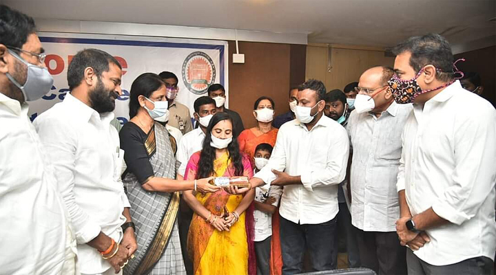 అగ్గిపెట్టెలో చీర, నేతన్నకు టీ మంత్రుల ప్రశంసలు