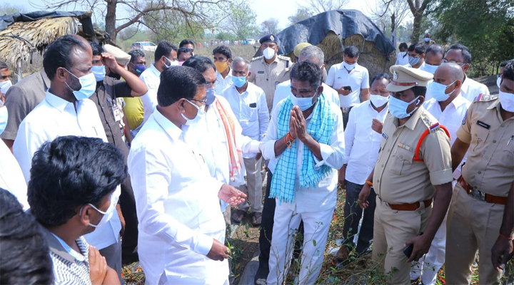 అధైర్యపడొద్దు ..రైతులకు అండగా ఉంటాం: టీ మంత్రులు