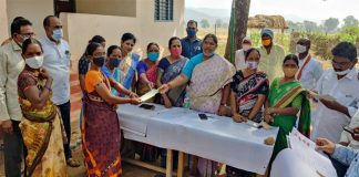 కళ్యాణ లక్ష్మి చెక్కులు పంపిణీ చేసిన సీతక్క