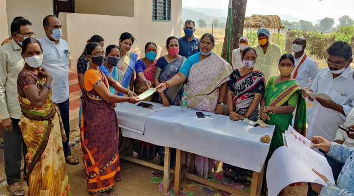 కళ్యాణ లక్ష్మి చెక్కులు పంపిణీ చేసిన సీతక్క