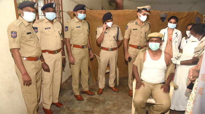 ప్రతీ పోలీస్ అధికారి బూస్టర్ డోస్ తీసుకోవాలి : సీపీ