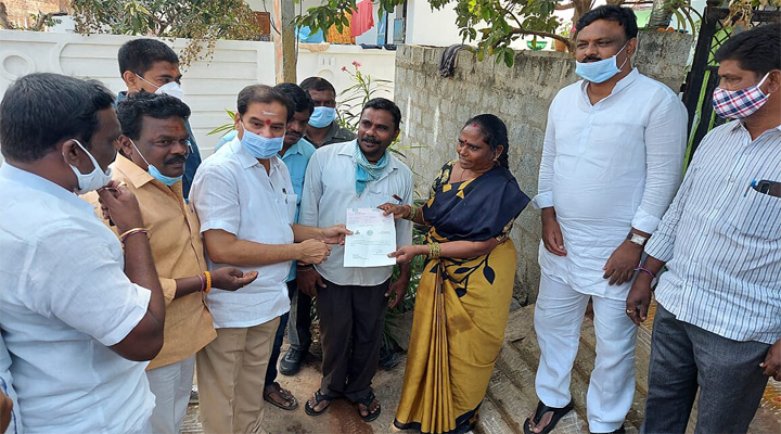 సీఎంఆర్ఎఫ్ చెక్కులు పంపిణీ చేసిన చీఫ్ విప్ దాస్యం