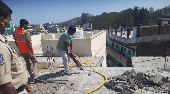 నర్సాపూర్ లో అక్రమ నిర్మాణాల కూల్చివేత