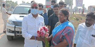 ఆర్ఎస్ ను ఆత్మీయంగా పలకరించిన సీతక్క