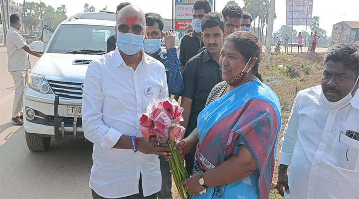 ఆర్ఎస్ ను ఆత్మీయంగా పలకరించిన సీతక్క