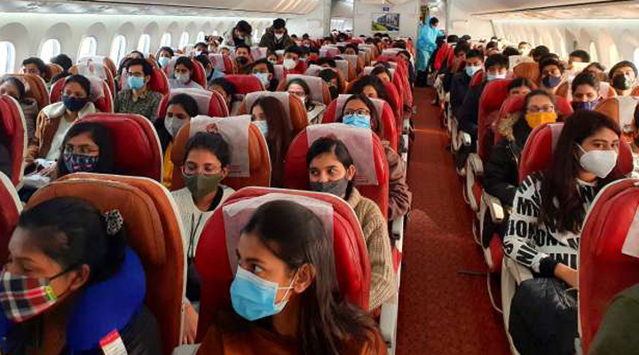 తొలి విమానంలో భారత్ కు చేరిన 219 విద్యార్థులు