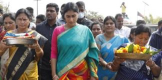 వనదేవతలను దర్శించుకున్న వైఎస్ షర్మిల