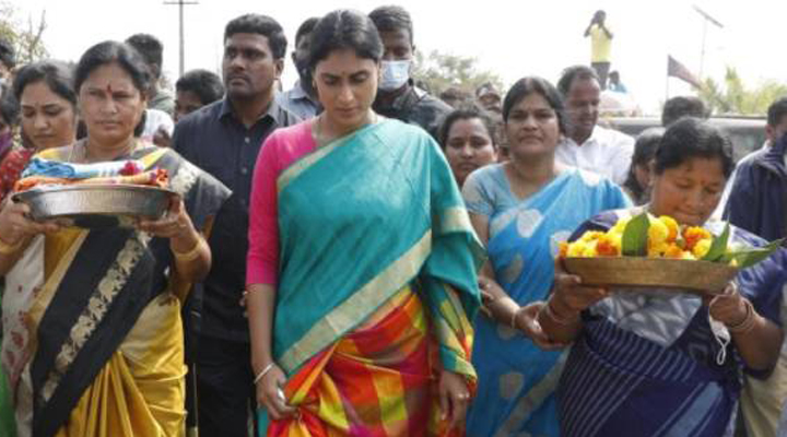 వనదేవతలను దర్శించుకున్న వైఎస్ షర్మిల