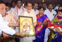 జ్ఞాన సరస్వతికి పట్టు వస్త్రాలు సమర్పించిన మంత్రి