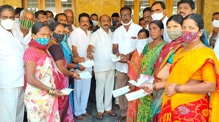 కళ్యాణలక్ష్మి చెక్కులు అందచేసిన ఎమ్మెల్యే చల్లా