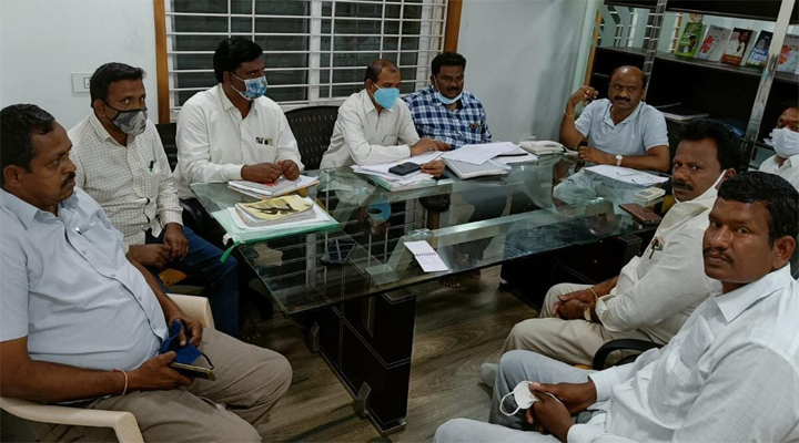 పెండింగ్ పనులు పూర్తి చేయండి : ఎమ్మెల్యే చల్లా