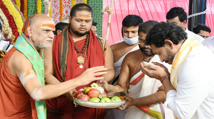 శ్రీశారదా పీఠం వార్షికమహోత్సవంలో జగన్