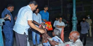 నిరాశ్రయులకు దుప్పట్లు అందించిన చీఫ్ విప్