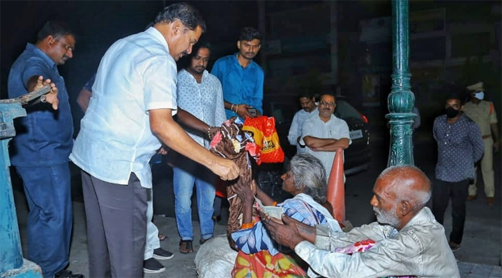 నిరాశ్రయులకు దుప్పట్లు అందించిన చీఫ్ విప్