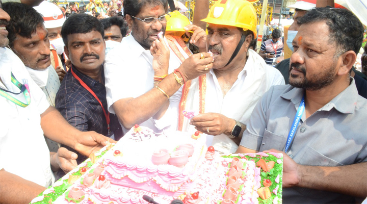 మేడారంలో కేసీఆర్ బర్త్ డే వేడుకలు