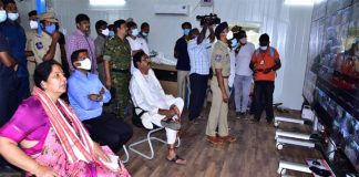 కంట్రోల్ రూంని పరిశీలించిన మంత్రులు