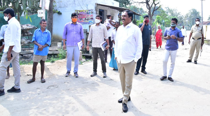 సీసీ రోడ్లను పరిశీలించిన మంత్రి ఎర్రబెల్లి