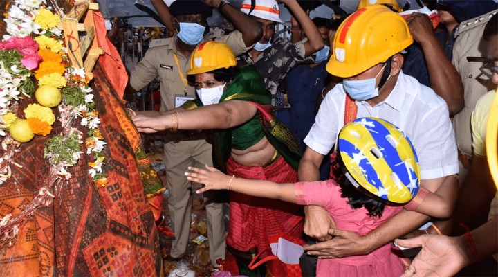 మేడారం దర్శించుకున్న చీఫ్ విప్ దాస్యం 1 మేడారం దర్శించుకున్న చీఫ్ విప్ దాస్యం