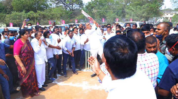 హనుమకొండలో సిక్స్ కొట్టిన హరీశ్ రావు 1 హనుమకొండలో సిక్స్ కొట్టిన హరీశ్ రావు