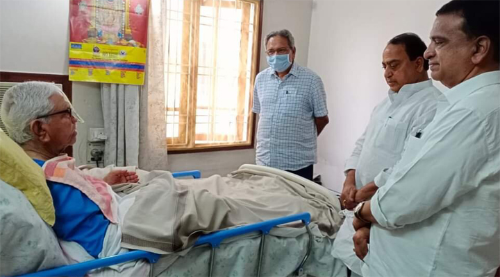 పి.నర్సారెడ్డిని పరామర్శించిన ఇంద్రకరణ్ రెడ్డి