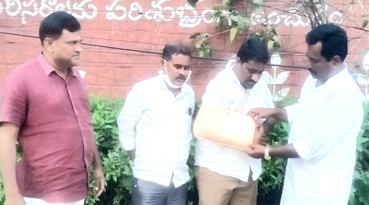 గాయపడిన కార్యకర్తని పరామర్శించిన జంగా 1 గాయపడిన కార్యకర్తని పరామర్శించిన జంగా